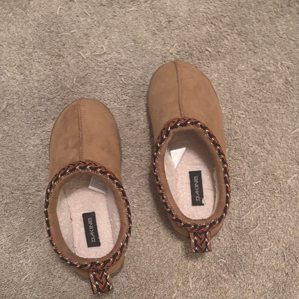 Dakine Tan Slip-On Fleece-Lined Moccasin Slippers. So pretty. Size S/M